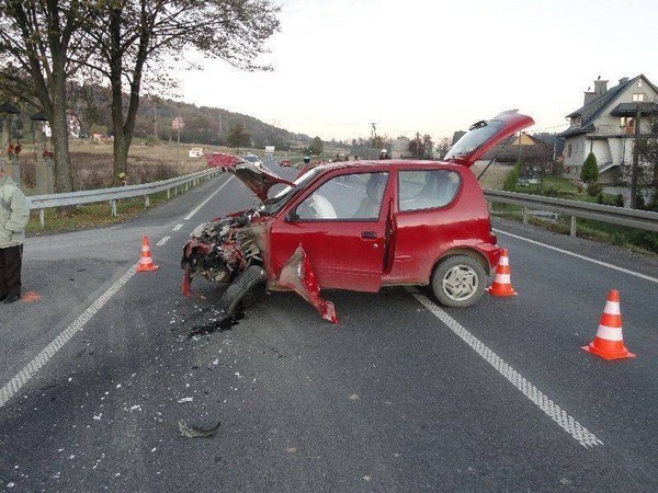 Wypadek Paszyn: zderzenie motocykla z fiatem, próba samobójcza 20-latki [ZDJĘCIA]