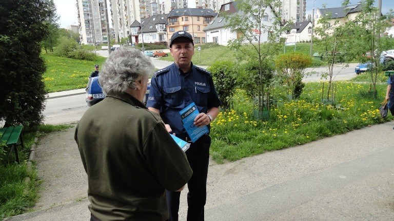 Policjanci z Kłodzka walczą z oszustami działającymi metodą &quot;na wnuka&quot;