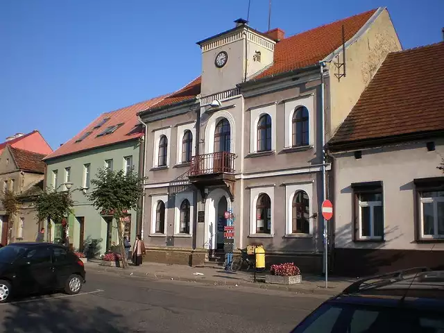 Stary rynek, Murowana Goślina &#8211; wejście do biblioteki i Izby Regionalnej