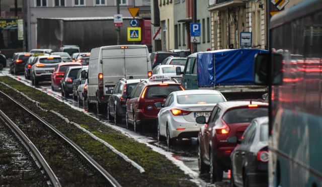 Zgłoszenie na policję trafiło o godz. 9.53. - Okazało się, że kierowca fiata pandy, jadąc od strony centrum handlowego Focus, nie ustąpił pierwszeństwa przejazdu i zderzył się z innym samochodem - informuje Lidia Kowalska z biura prasowego Komendy Wojewódzkiej Policji w Bydgoszczy.

Na szczęście nikomu nic się nie stało. Przez chwilę, na czas prowadzenia działań przez funkcjonariuszy na miejscu, na rondzie i w jego okolicach panowały utrudnienia. 


Flash INFO, odcinek 25 - najważniejsze informacje z Kujaw i Pomorza.
