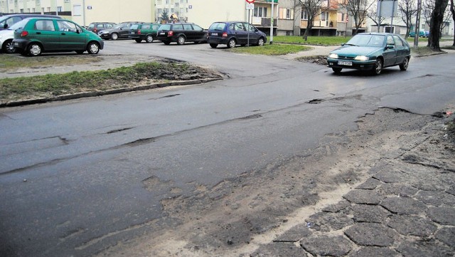 Kierowcy narzekają, że na ulicy Zielonej w Zduńskiej Woli dziury nie są jeszcze załatane