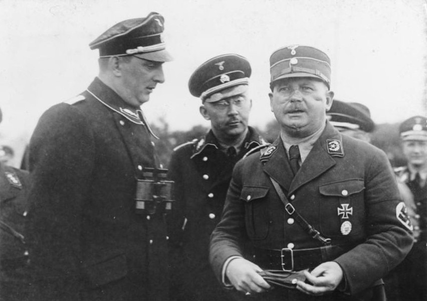Od lewej: Kurt Dalüge, szef SS Heinrich Himmler, szef SA...