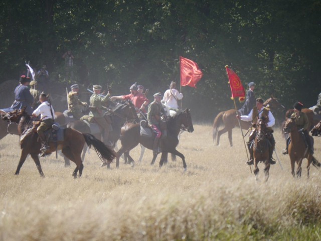 Inscenizacja epizodów Bitwy pod Komarowem 1920, niedziela, Wolica Śniatycka, wstęp wolny

Już w najbliższą niedzielę będziemy mogli po raz kolejny podziwiać inscenizację epizodów bitwy pod Komarowem 1920. To jeden z głównych punktów programu zaplanowanych na ten dzień uroczystości. Wydarzenia poprzedzone są kilkudniowymi manewrami. W tym roku wyjątkowymi, bo z udziałem wojska. PROGRAM