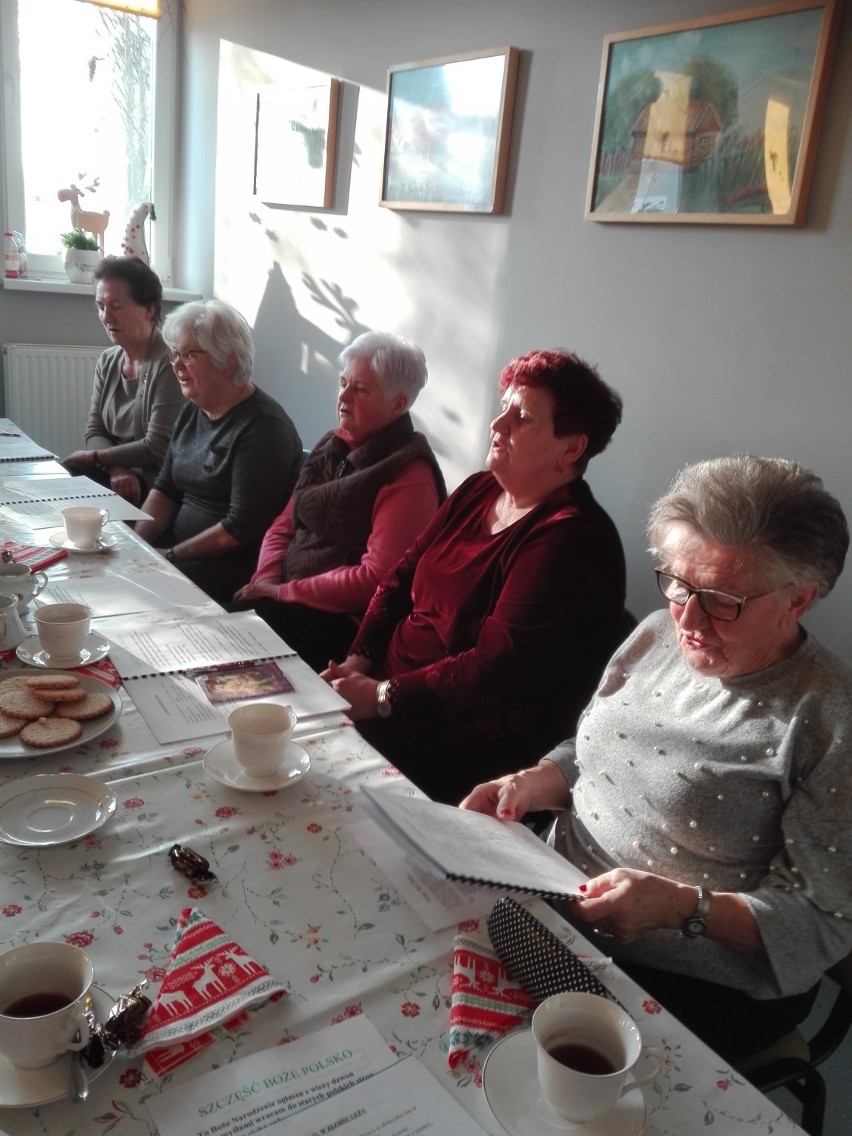 Kolędowanie. Zespół Śpiewaczy Zbąszyńskich Seniorów, u seniorów dziennego domu Senior-Wigor