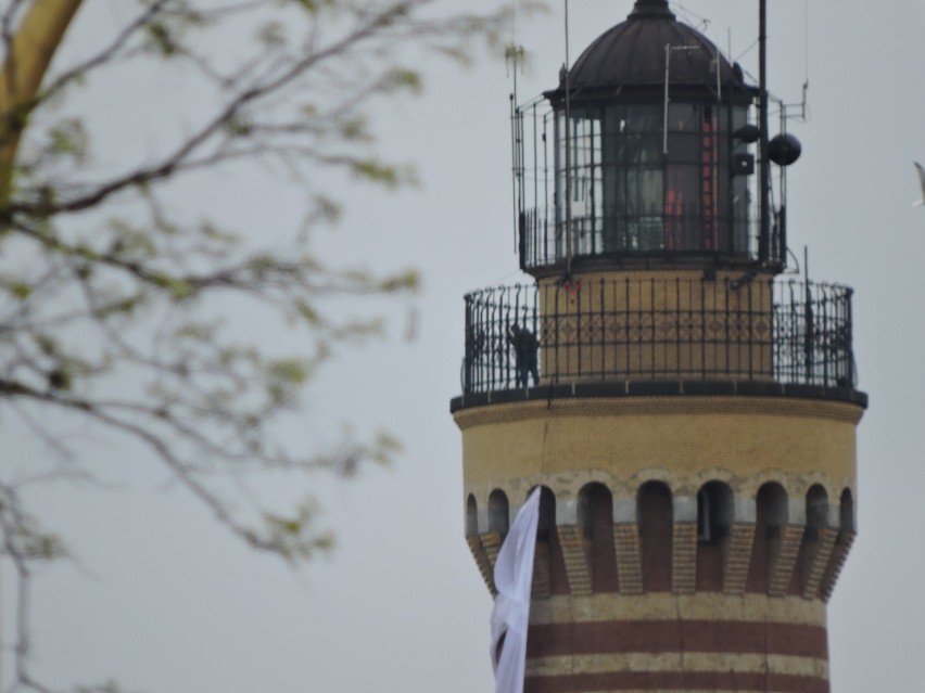 Porywisty wiatr rozerwał gigantyczną flagę zawieszaną na latarni morskiej w Świnoujściu [ZDJĘCIA, WIDEO]