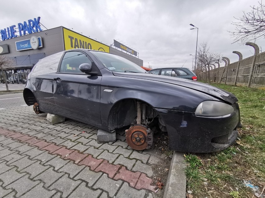 Na parkingach supermarketów w Przemyślu roi się od...