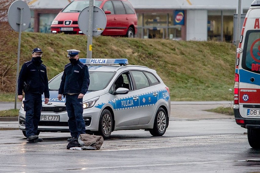 Sprawca potrącenia pieszego na przejściu w Wałbrzychu zatrzymany. Kierowca, który uciekł z miejsca wypadku, ma 75 lat!