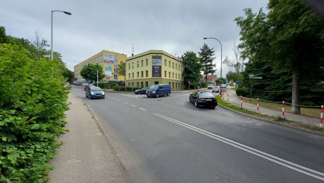 Skrzyżowanie ulic Kożuchowskiej i Botanicznej w Zielonej Górze. W jego okolicy powstaje kolejny duży sklep