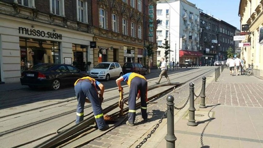 Kraków: szyna wybrzuszyła się na ul. Zwierzynieckiej [ZDJĘCIA]