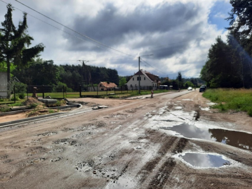 Tak remontowana ulica Antoniewska w Skokach, która wchodzi w...