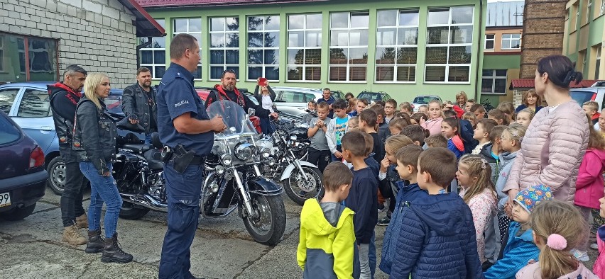 Policja i motocykliści z Sherwood Riders wspólnie promują bezpieczeństwo na drodze. Odwiedzili szkołę w Odrzykoniu [ZDJĘCIA]