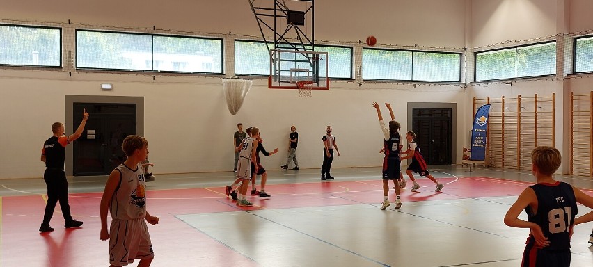 Drużyna KT Kosz Crispy Kalisz najlepsza w turnieju koszykówki Go Basket Cup 2022 w Owińskach. ZDJĘCIA