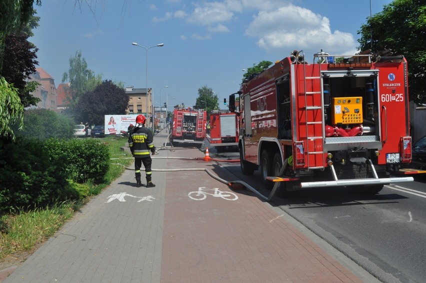 Pożar w Śremie. Płonęły drewniane zabudowania u zbiegu ulic...