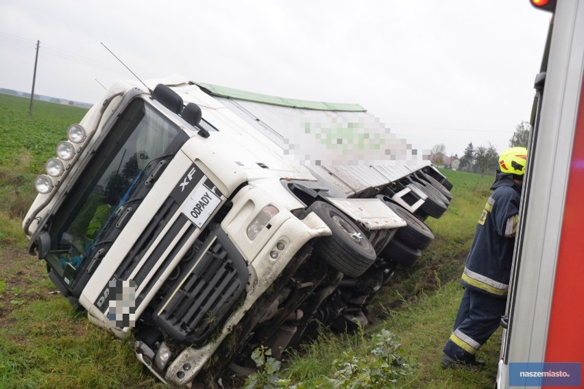 Wypadek na drodze Włocławek - Radziejów. Tir wjechał do rowu [zdjęcia]