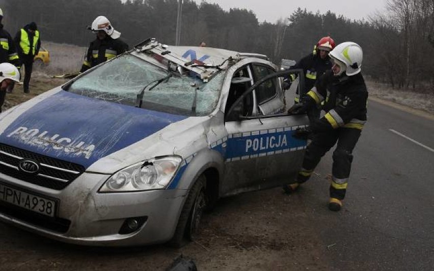 Policjanci ranni w wypadku w Kosakowie [ZDJĘCIA, WIDEO]