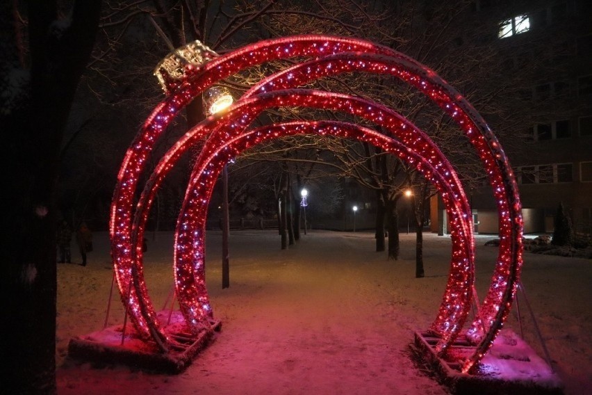 W Świdniku przybyło świątecznych iluminacji! Zobacz zdjęcia miasta wieczorową porą