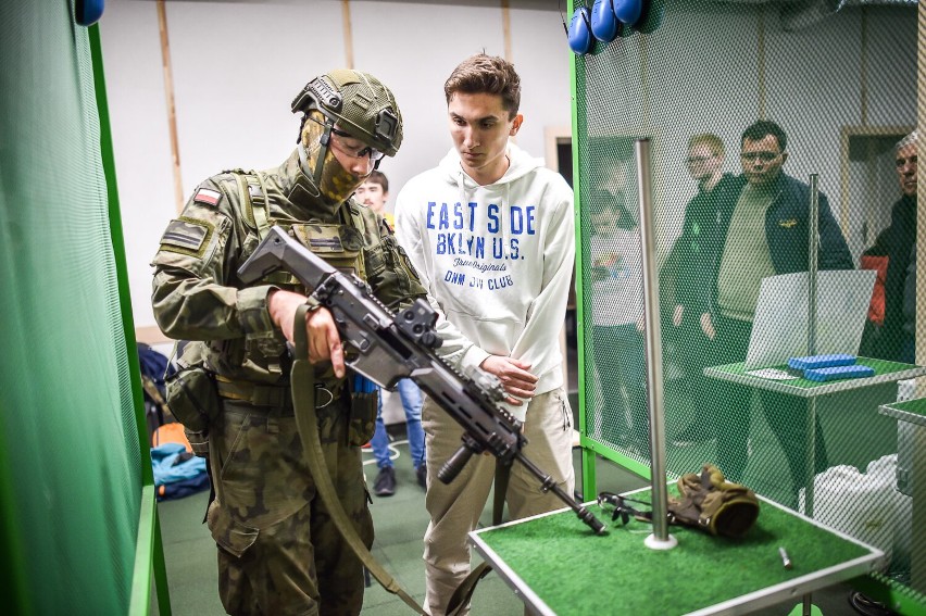 Szkolenie z obsługi broni w Lesznie cieszyło się dużym zainteresowaniem ZDJĘCIA