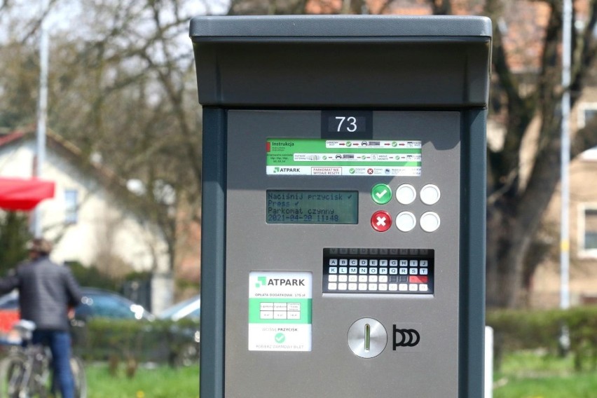 Podobne incydenty zgłaszali też klienci parkujący przy...