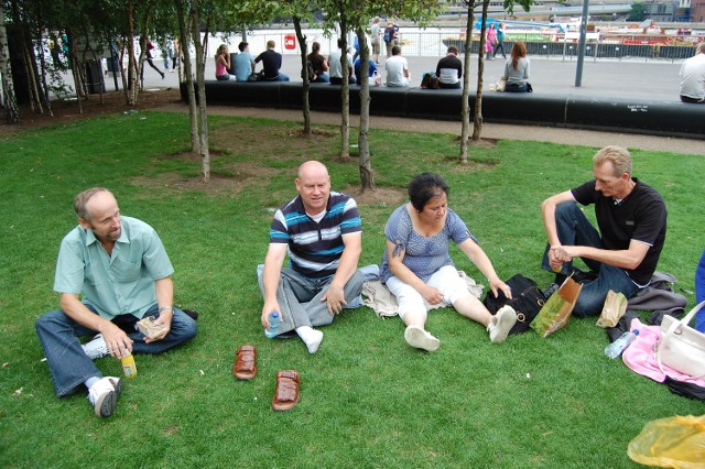 Lunch na trawie można jeść m.in. w Londynie. Na zdj. wędkarze ze Skarszew, biorący udział w delegacji