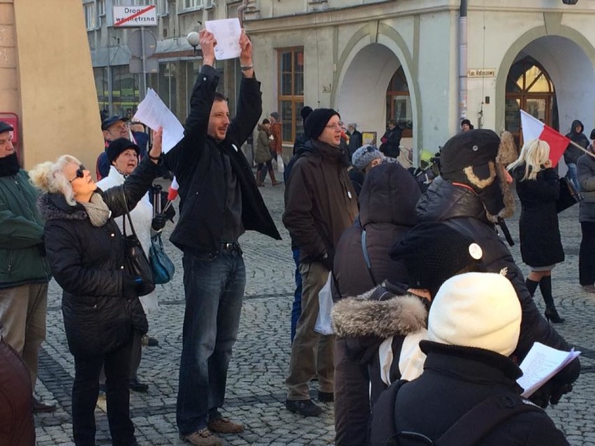 Manifestacja KOD w Jeleniej Górze. Jeleniogórzanie przyłączyli się do walki o wolność mediów