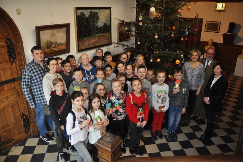 Uczniowie z Kościelnej Wsi udekorowali choinkę w OKL w Gołuchowie