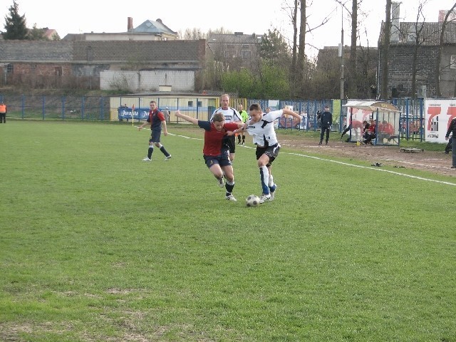 Michał Sołtysik (po prawej) strzelił bramkę dla MKS Myszków.