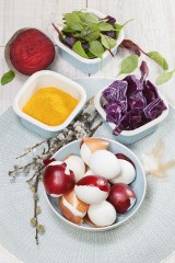 Wielkanoc: Pomaluj jajka w naturalny sposób - przy pomocy cebuli, buraków i jagód