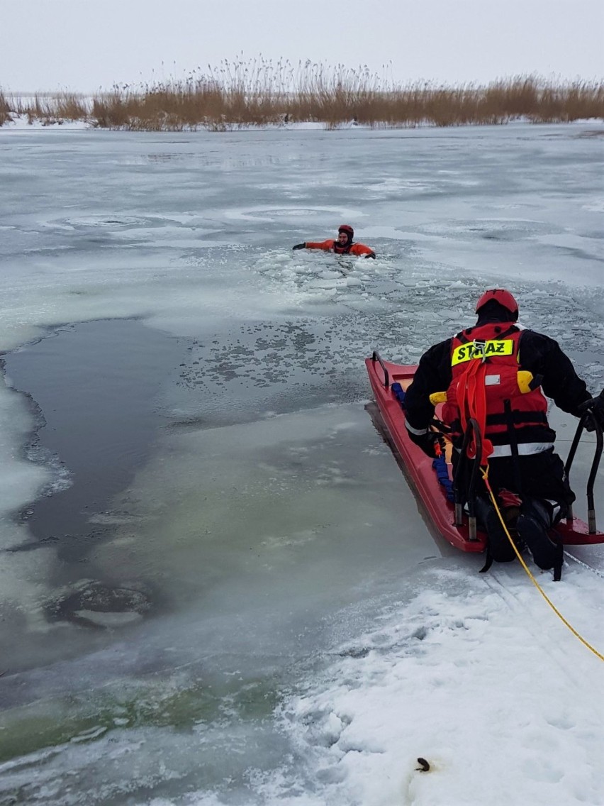 Strażacy ze Świnoujścia odbyli ćwiczenia lodowe