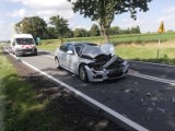 Groźny wypadek pod Namysłowem. 27-latek w BMW podczas wyprzedzania uderzył w dwa prawidłowo jadące samochody. Został ukarany mandatem