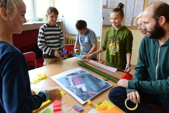 Podczas warsztatów z architektami uczniowie ze szkoły na osiedlu Rusa projektowali na nowo orlik i jego otoczenie