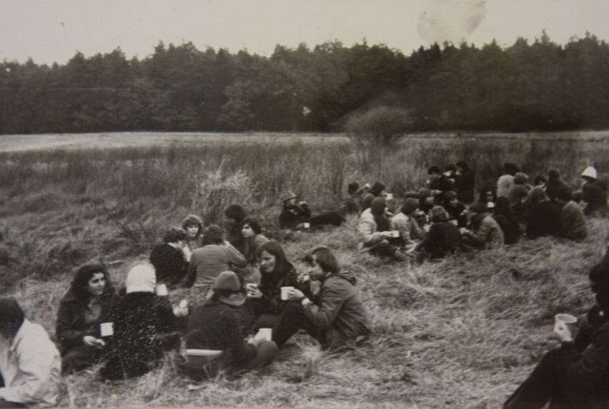 Młodzież z I LO Szczecinek na wykopkach, lata 80, chwila...