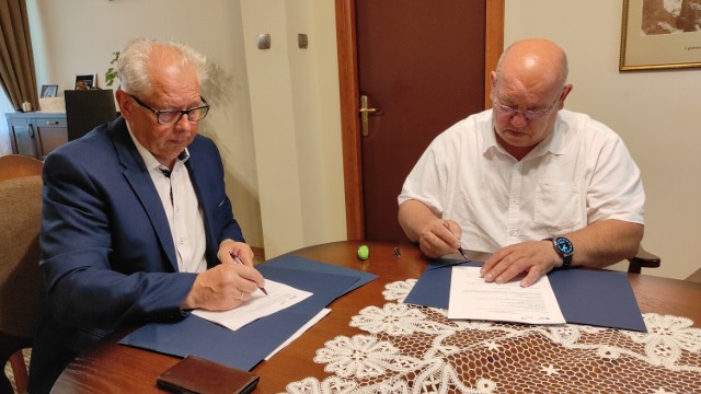 W Urzędzie Miejskim Wacław Ligęza, burmistrz gminy podpisał umowy na modernizację i rozbudowę oświetlenia