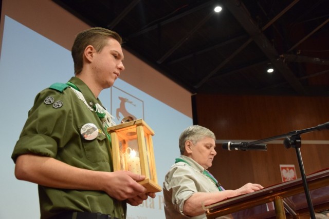 Betlejemskie Światło Pokoju harcerze symbolicznie przekazali miastu