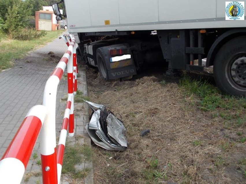 Wypadek w Przygodzicach. Osobówką wjechał w tira, walczy o życie w szpitalu [ZDJĘCIA]