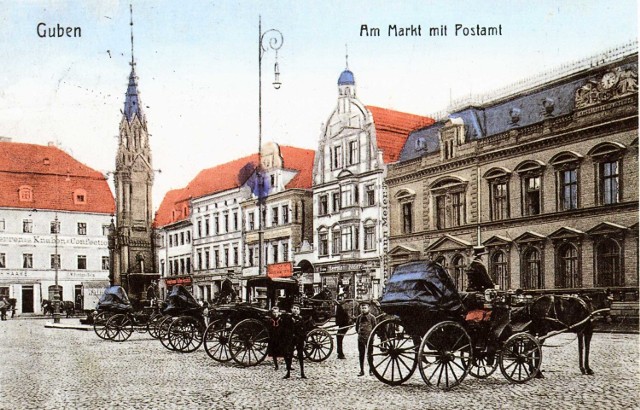 Marktplatz obok kościoła farnego i ratusza (dziś plac Jana Pawła II) przed laty spełniał różne funkcje. Na fotografii plac pełni rolę postoju dorożek konnych, które kursowały do czasu, zanim w 1904 roku pojawił się tramwaj.
Wiele ciekawych historii o mieście można poznać w Izbie Muzealnej prowadzonej przez Stowarzyszenie Przyjaciół Ziemi Gubińskiej. Nie tylko jego przewodniczący, Stefan Pilaczyński, godzinami potrafi opowiadać o  czasach, kiedy po mieście kursował tramwaj (pojawił się w 1904 roku), o zabawach na Gubińskich Wzgórzach, zabytkowych kamienicach czy Teatrze na Wyspie. Gubin, a właściwie Guben, przed drugą wojną światową liczył 45 tysięcy mieszkańców (wówczas Zielona Góra miała 26 tysięcy). O Gubińskich Wzgórzach, nazywanymi po wojnie Wzgórzami Śmierci, opowiada też we wspomnieniach Urszula Dudziak, honorowa obywatelka Gubina (a także Zielonej Góry, bo w obu miastach mieszkała w młodości). W kronice miasta można też przeczytać, że w 1936 roku: „dla sportu olimpijskiego w Berlinie została wzniesiona olimpijska wioska mieszkalna w Guben. Przez szybki rozwój gospodarki i zbrojenia zaczęło brakować siły roboczej”. 

