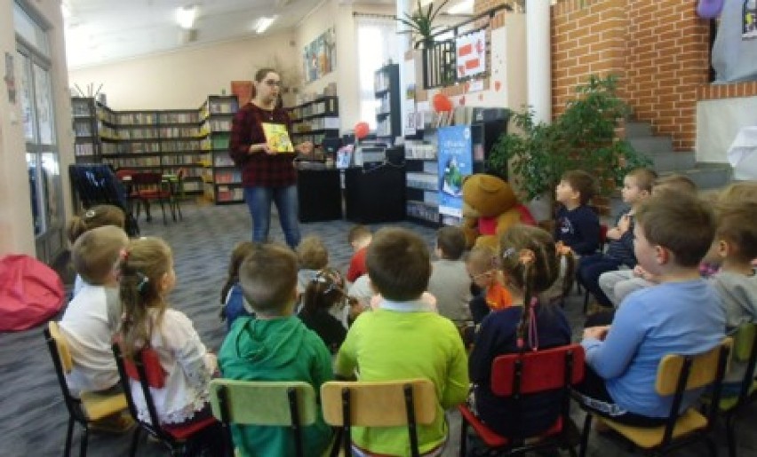 Dzieci z Przedszkola Publicznego Chatka Puchatka w Grodzisku odwiedziły bibliotekę 