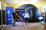 Planetobus i mobilne planetarium przyjechały do Szkoły Podstawowej w Koźminku FOTO