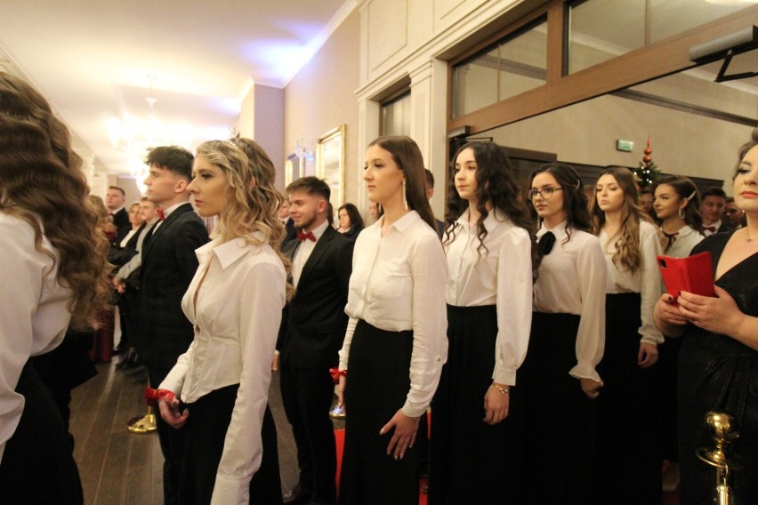 Poloneza zatańczyło 91 uczniów z liceum w Staszowie