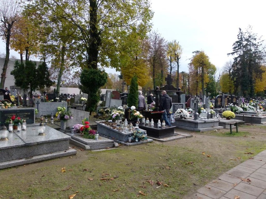 Stary cmentarz w Zduńskiej Woli po Wszystkich Świętych