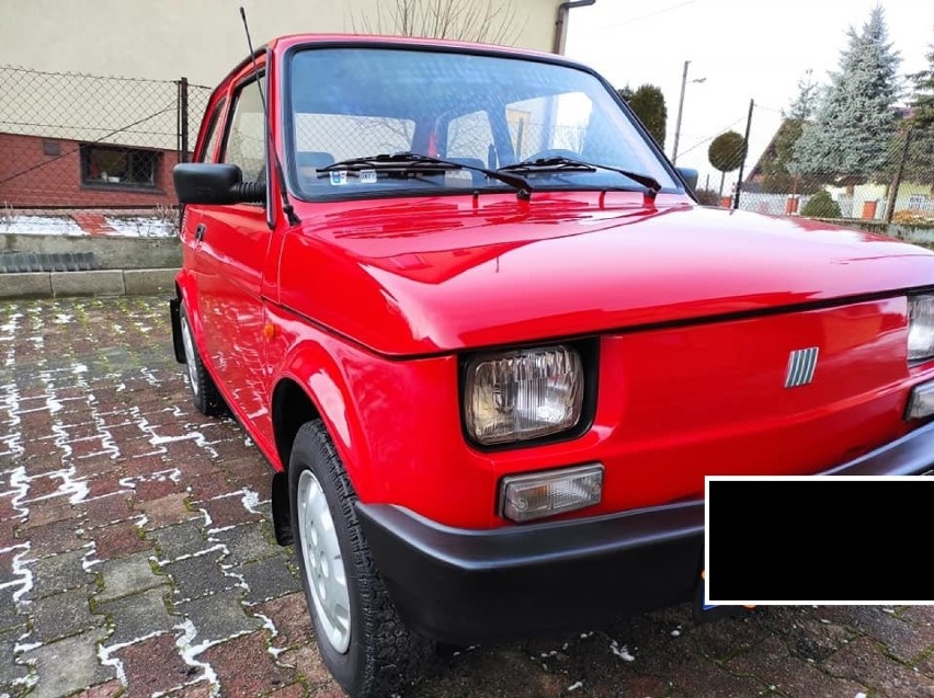 Tuchów. Unikatowy fiat 126p z 1996 roku wystawiony na licytację. Nabywca "malucha" pomoże chłopcu, który choruje na rzadką chorobę [ZDJĘCIA]