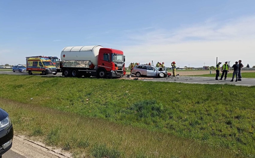 Wypadek na trasie Kalisz- Ostrów. Kierowcy auta osobowego nie udało się uratować. ZDJĘCIA