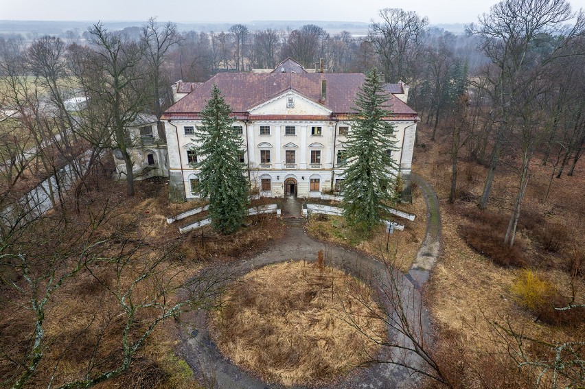 Zabytkowy i zrujnowany pałac w Koniecpolu idzie pod młotek