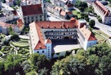 Zamek Piastów Śląskich w Brzegu. Krypty, sale, architektoniczne detale, ogrody. Śląski Wawel na zdjęciach