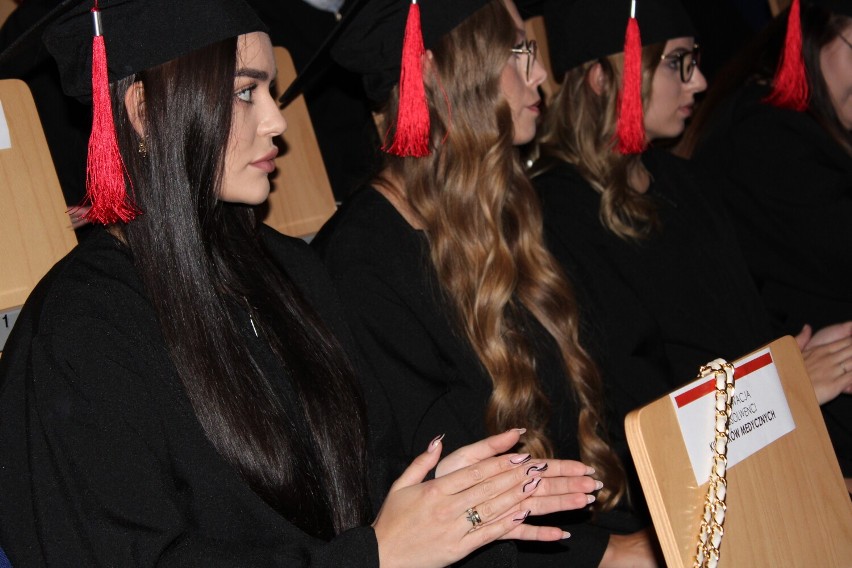 Absolwenci ANS w Pile odebrali dyplomy i gratulacje. Dyplomatorium w naszym obiektywie