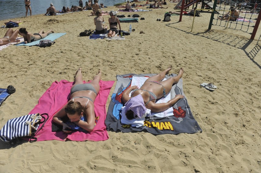 Lato w pełni, na Żwirowni w Rzeszowie coraz więcej plażowiczów [ZDJĘCIA]