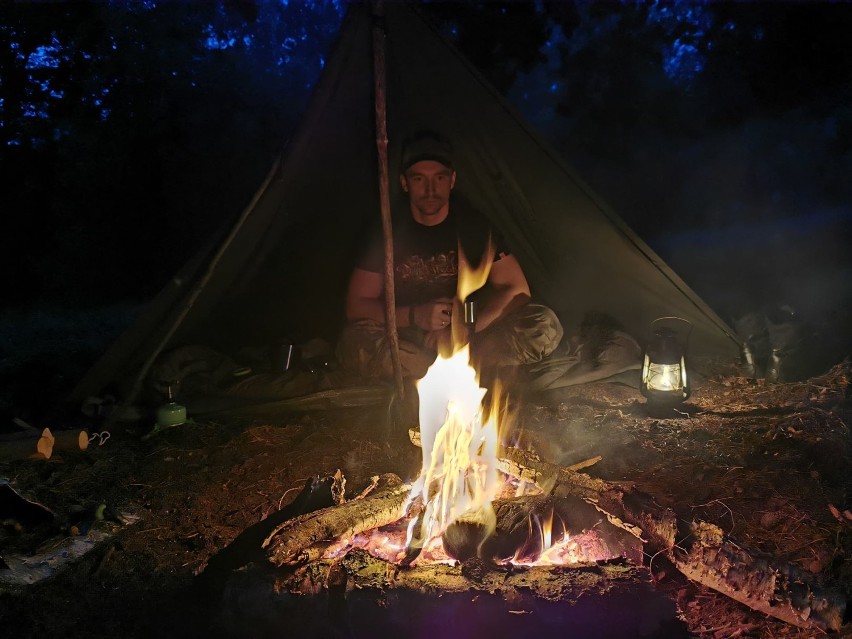 Nowy Tomyśl. Darek Czaiński i jego niecodzienne hobby - bushcraft. Poznajcie jego historię