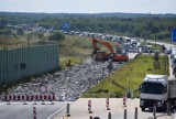 Autostrada A1 koło Częstochowy zakorkowana jak codzień. Ale zjeżdżać z A1 na lokalne trasy nie radzimy