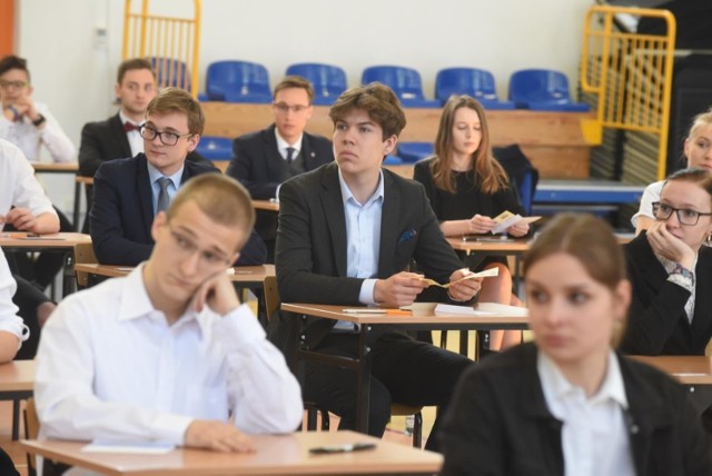 Centralna Komisja Egzaminacyjna podała wstępne wyniki matur dla kraju i regionów. 80,5 proc. maturzystów zdało egzamin, 12,9 proc. ma prawo do sierpniowej poprawki. 

Wyniki dla regionów to obecnie najbardziej szczegółowe dane. W Kujawsko-Pomorskiem 78 proc. maturzystów od wczoraj może świętować sukces - zdało egzamin dojrzałości. 

Na tle innych województw zajęliśmy odległą, dopiero trzecią lokatę od końca, tylko przed województwem zachodniopomorskim i warmińsko-mazurskim, w obu wynik wyniósł 77 procent. Najlepiej wypadło  Małopolskie z wynikiem 85 proc.

CZYTAJ DALEJ NA KOLEJNYCH STRONACH >>>>>>

Zobacz także: Kontrole sanepidu w Toruniu. Jakie nieprawidłowości wykryto tym razem? Sprawdź, na co uważać!

Polecamy: Egzamin ósmoklasisty w Toruniu. Wyniki i średnie szkół z języka polskiego, matematyki i języka angielskiego. Ranking toruńskich podstawówek

