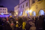 Tarnów. Protest w obronie wolnych mediów na tarnowskim Rynku. Demonstrowali przeciwnicy ustawy "lex TVN" [ZDJĘCIA]