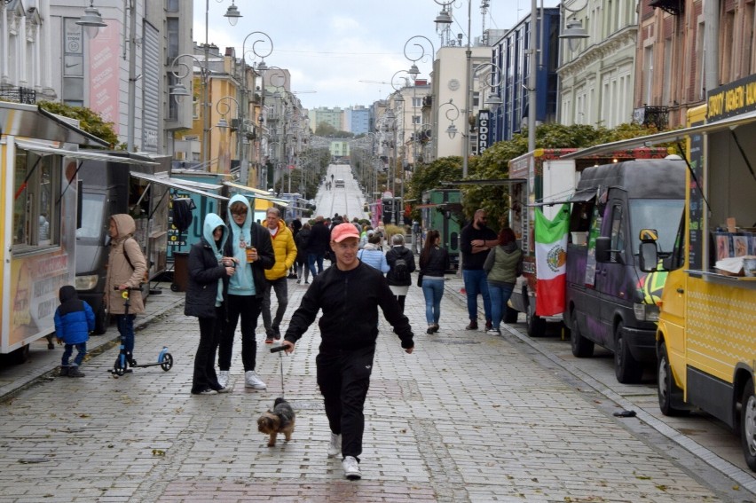 Ostatni dzień Festiwalu Food Trucków na kieleckiej Sienkiewce. Pyszna uczta dla fanów jedzenia z całego świata. Zobacz zdjęcia